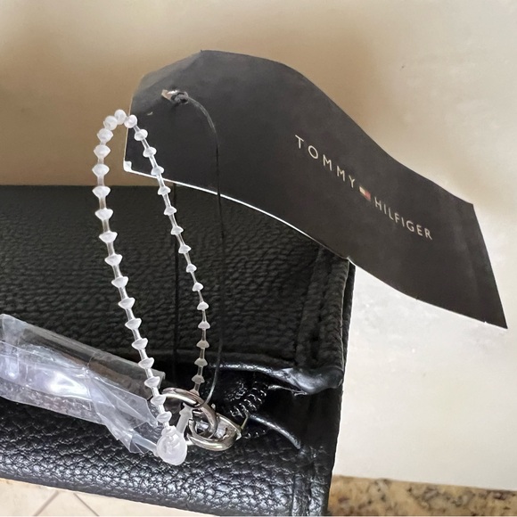 Tommy Hilfiger Black Leather Wallet new! - Picture 3 of 5